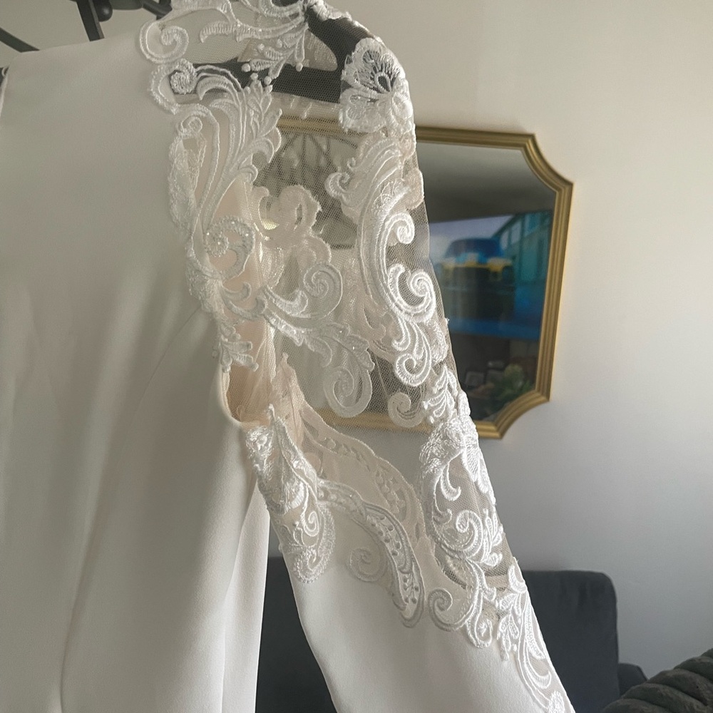Great fall/ winter wedding dress also has a small train on bottom